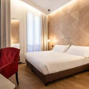 Hotel London, Milan